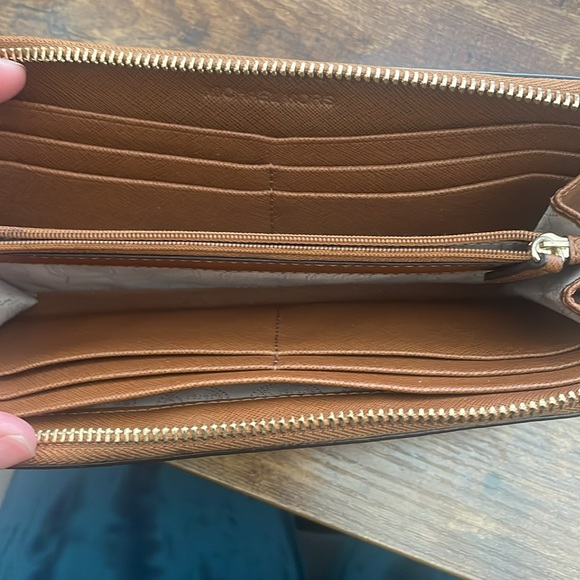 Michael Kors wallet - Picture 3 of 4